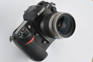 Nikon D200 vom Kameraset Nikon D200 Plus mit der Seriennummer 4154546 hat erst 8280 Auslösungen